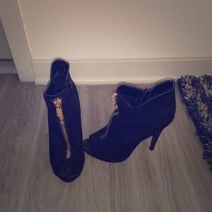 Guess Black Boot/Booty Side Zip Heels